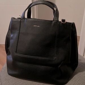 Lightly used Matt and nat vegan leather!
